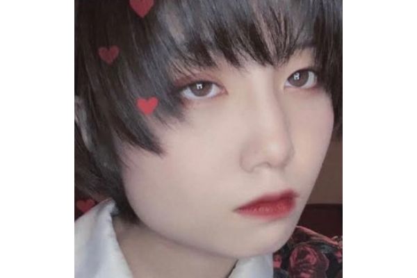 Adoの年齢や本名とは？かわいい素顔やプロフィールをご紹介！ | SMART ENTA｜スマートエンタ